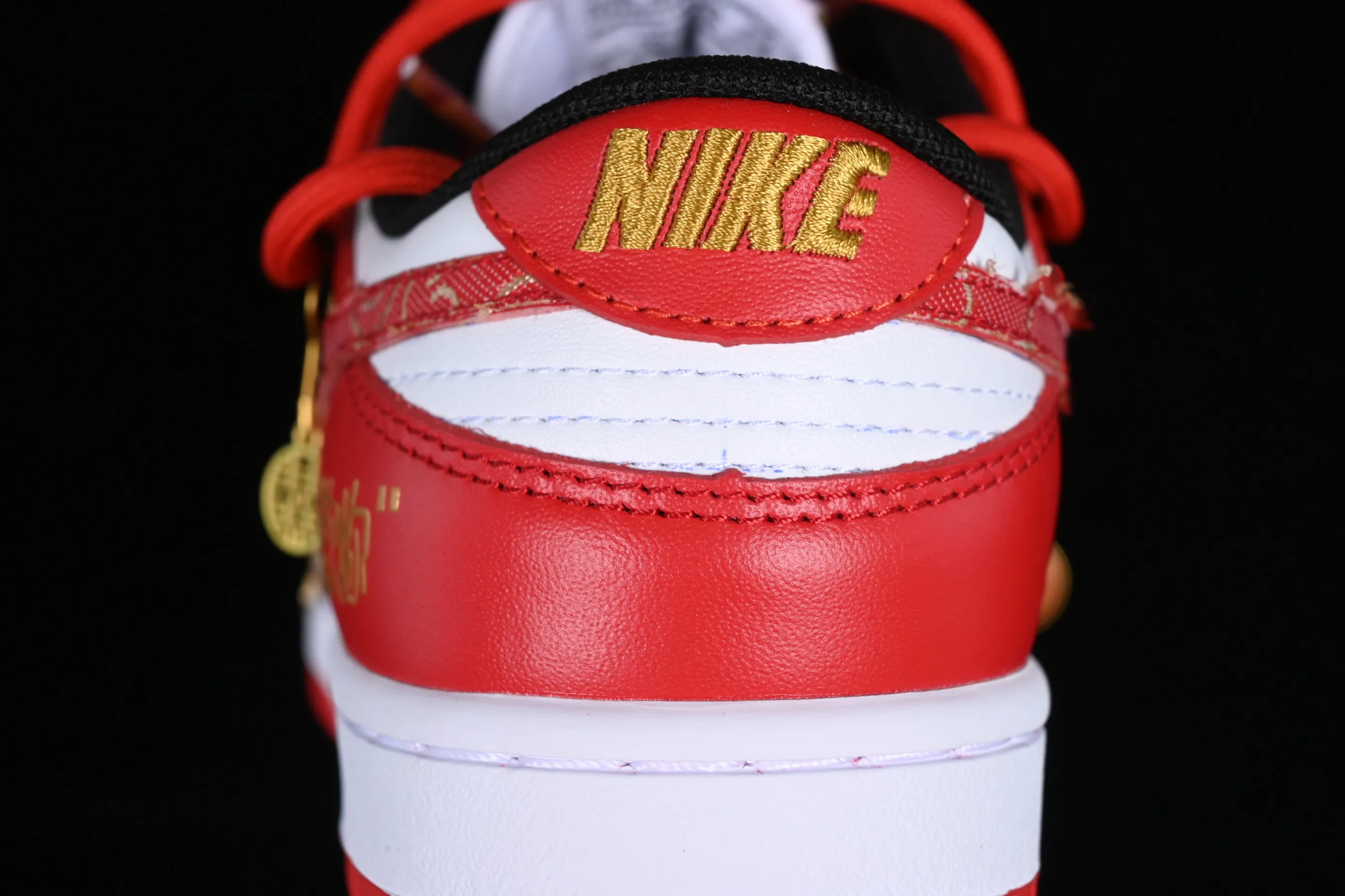 All Categories Nk SB Dunk Series Nk SB Dunk Low Low-top Sneakers Nk Dunk Low 囍爱你 Red Embroidery Dragon and Phoenix Present Happy Decoration SB Strap Low-top Casual Wedding Shoes FD9762-061